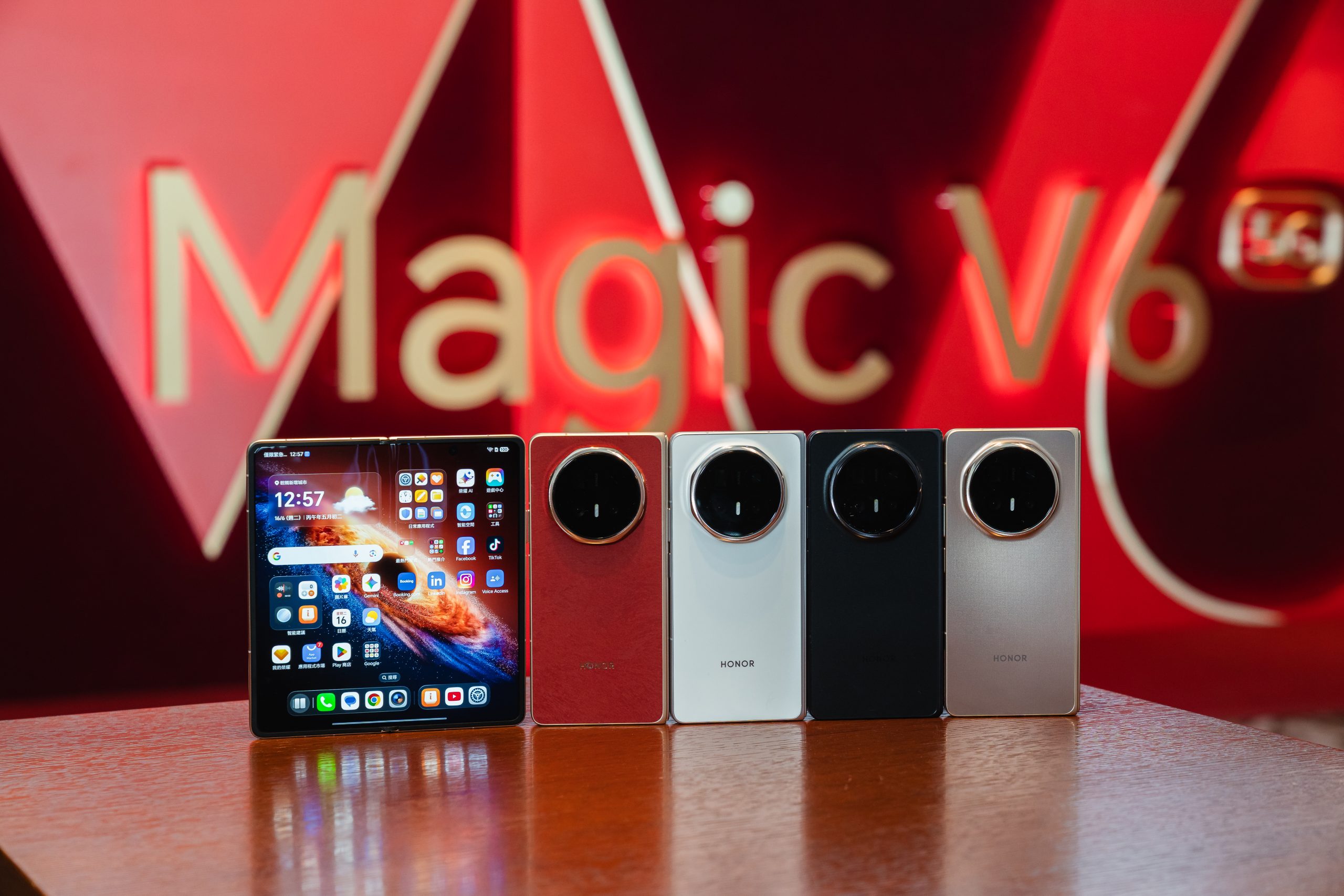 HONOR Magic V6將提供16GB+512GB和16GB+1TB兩個版本,由即日至6月24日接受預訂。PHOTO / HONOR