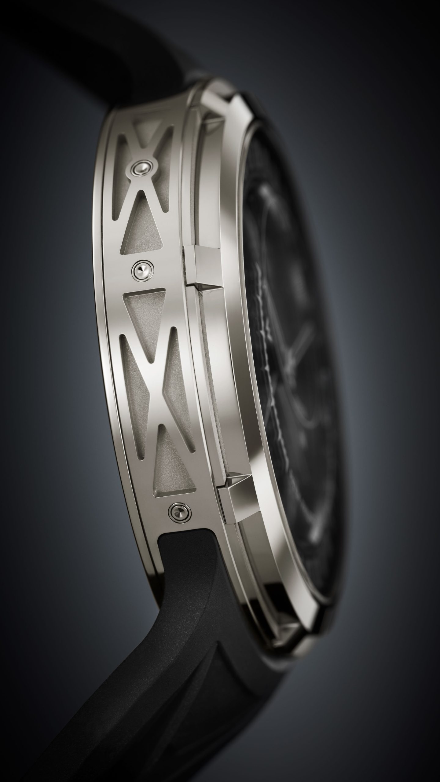 錶殼9時和10時位置分別設有夏令及冬令時間校正按鈕。PHOTO/ PATEK PHILIPPE