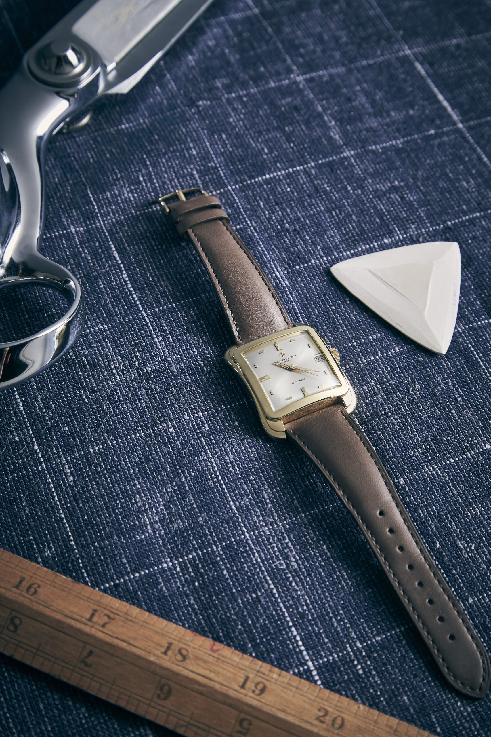 江詩丹頓 1967 年製 18K黃金腕錶（編號6440)，又是收藏家尊稱為 Cioccolatone「方形朱古力」典藏腕錶，搭載日內瓦印記自動機芯與手工雕刻面盤。PHOTO/ VACHERON CONSTANTIN