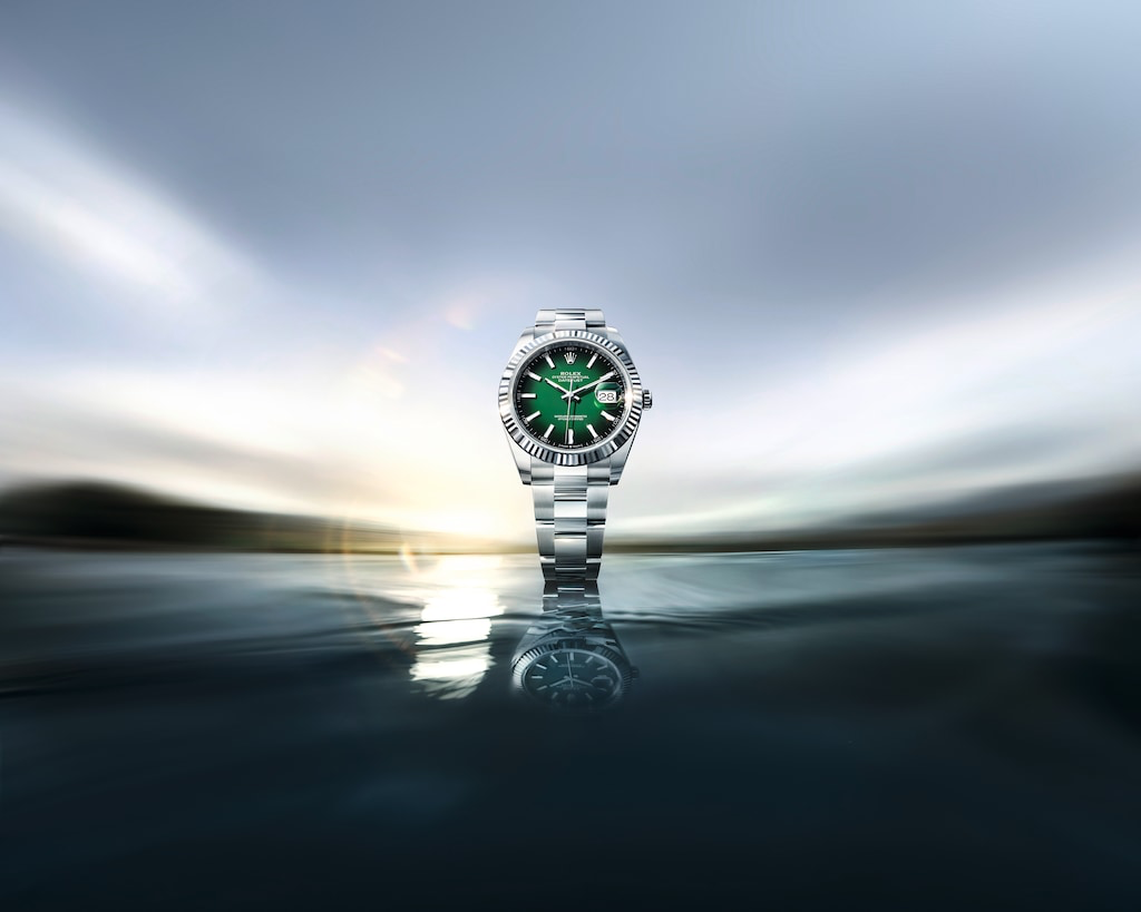 全新Datejust 41腕錶保留經典Datejust系列腕錶特色。新作採用蠔式錶殼，搭載勞力士 3235 型機芯，通過恒動擺陀雙向自動上鏈。錶殼飾有白色黃金三角坑紋外圈，襯蠔式三格實心鏈節蠔式鋼錶帶。錶盤3時位置設有瞬跳日曆顯示窗，配小窗凸透鏡，清晰指示時間與日期。PHOTO/ ROLEX