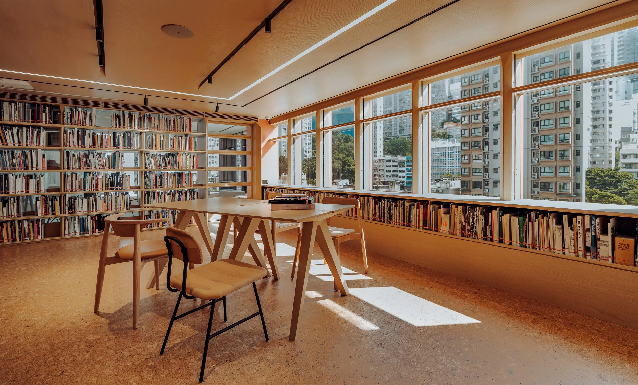華懋藝文圖書館是香港少有專注亞洲當代藝術的公共閱讀空間。館藏逾12萬項藝術歷史資料。PHOTO / Asia Art Archive
