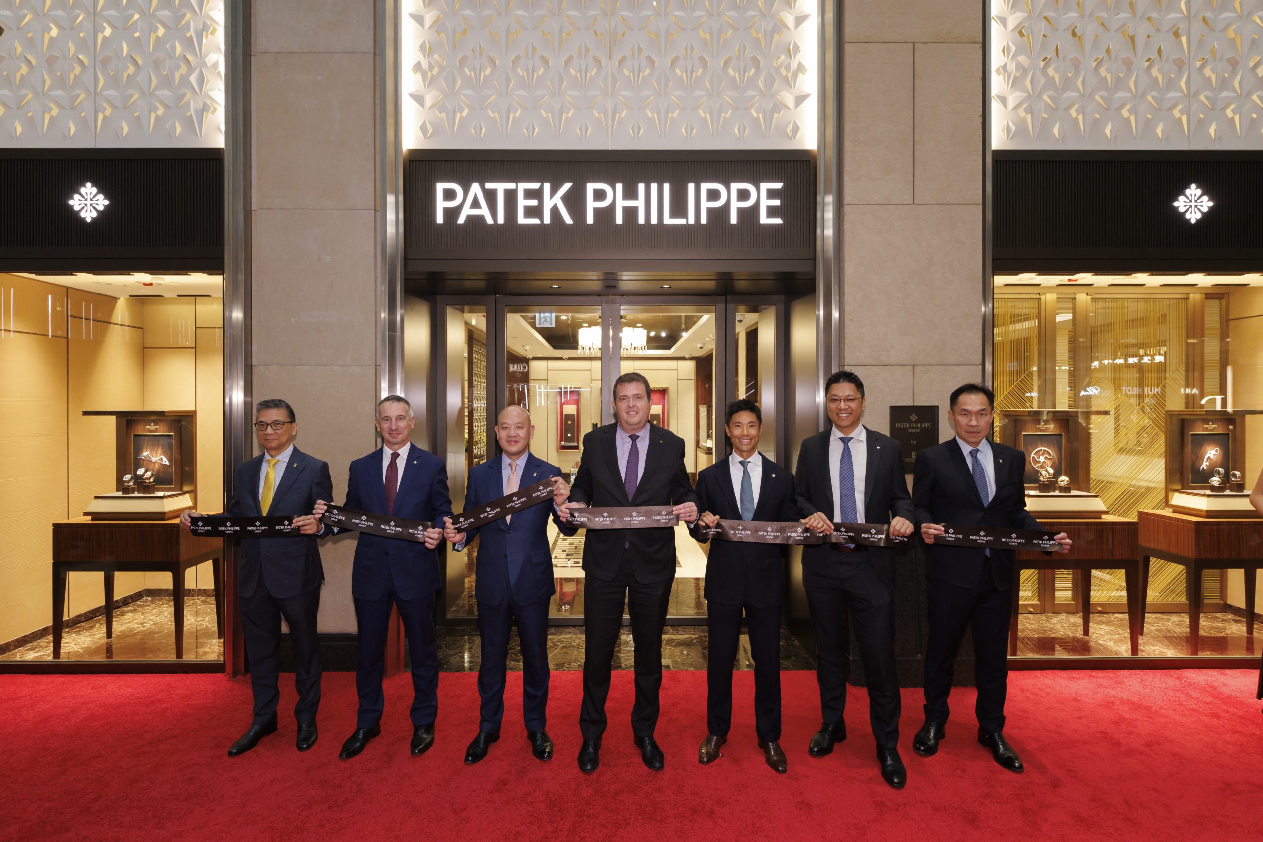 由左至右:The Hour Glass(香港)有限公司非執行董事 Wai Chung Yang 先生、百達翡麗商務及市場總監Jerome Pernici先生、The Hour Glass 集團董事總經理 Michael Tay 先生、百達翡麗執行長Laurent Bernasconi先生、The Hour Glass(香港)有限公司總經理Darryl Mak先生、百達翡麗香港有限公司董事總經理Kevin Lau先生、The Hour Glass集團總經理Norman Ho先生參與開幕儀式。PHOTO/ PATEK PHILIPPE