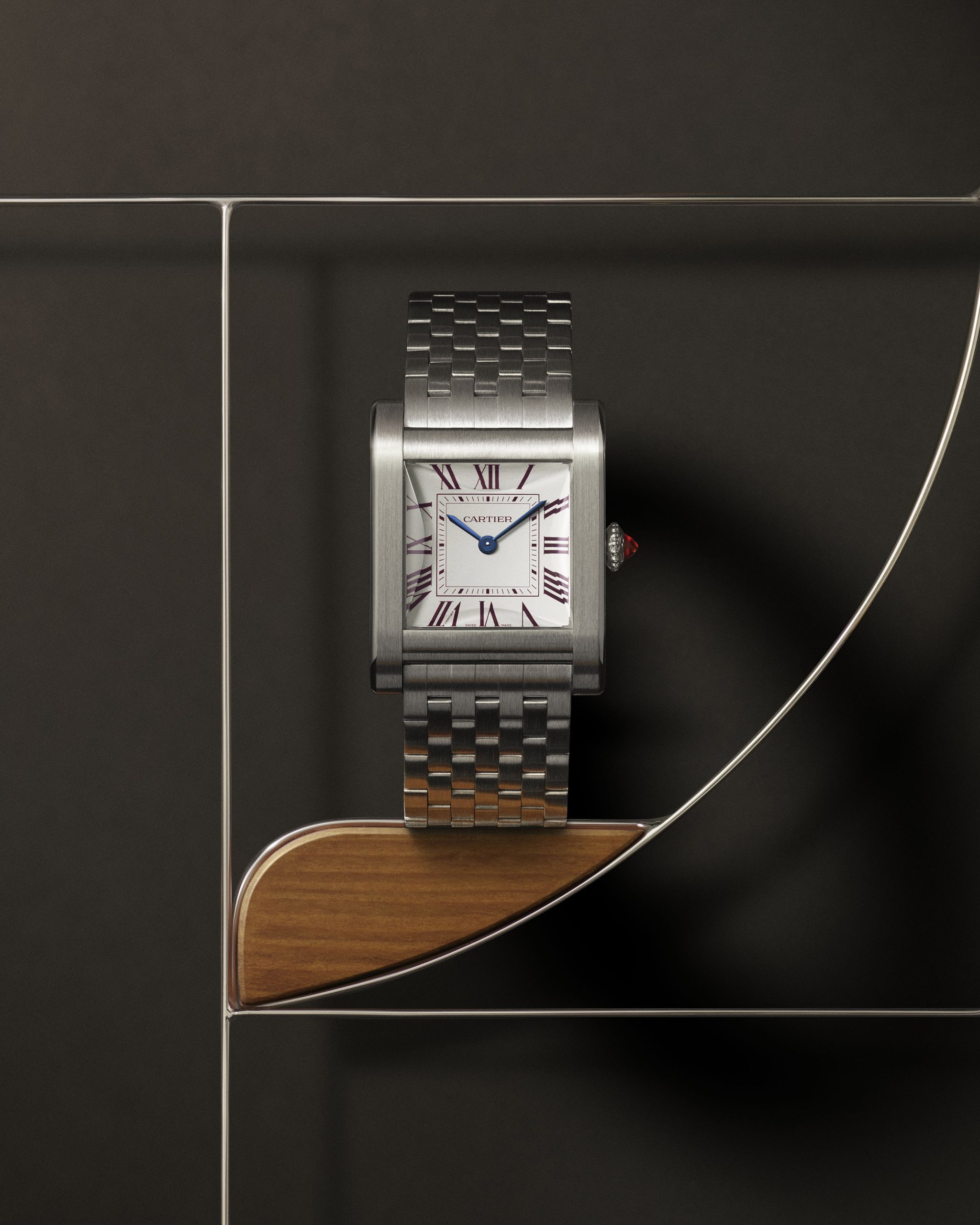 Cartier Privé Tank Normale腕錶，配搭七排鉑金錶鍊，呼應1934年面世的典藏錶款。PHOTO/ CARTIER