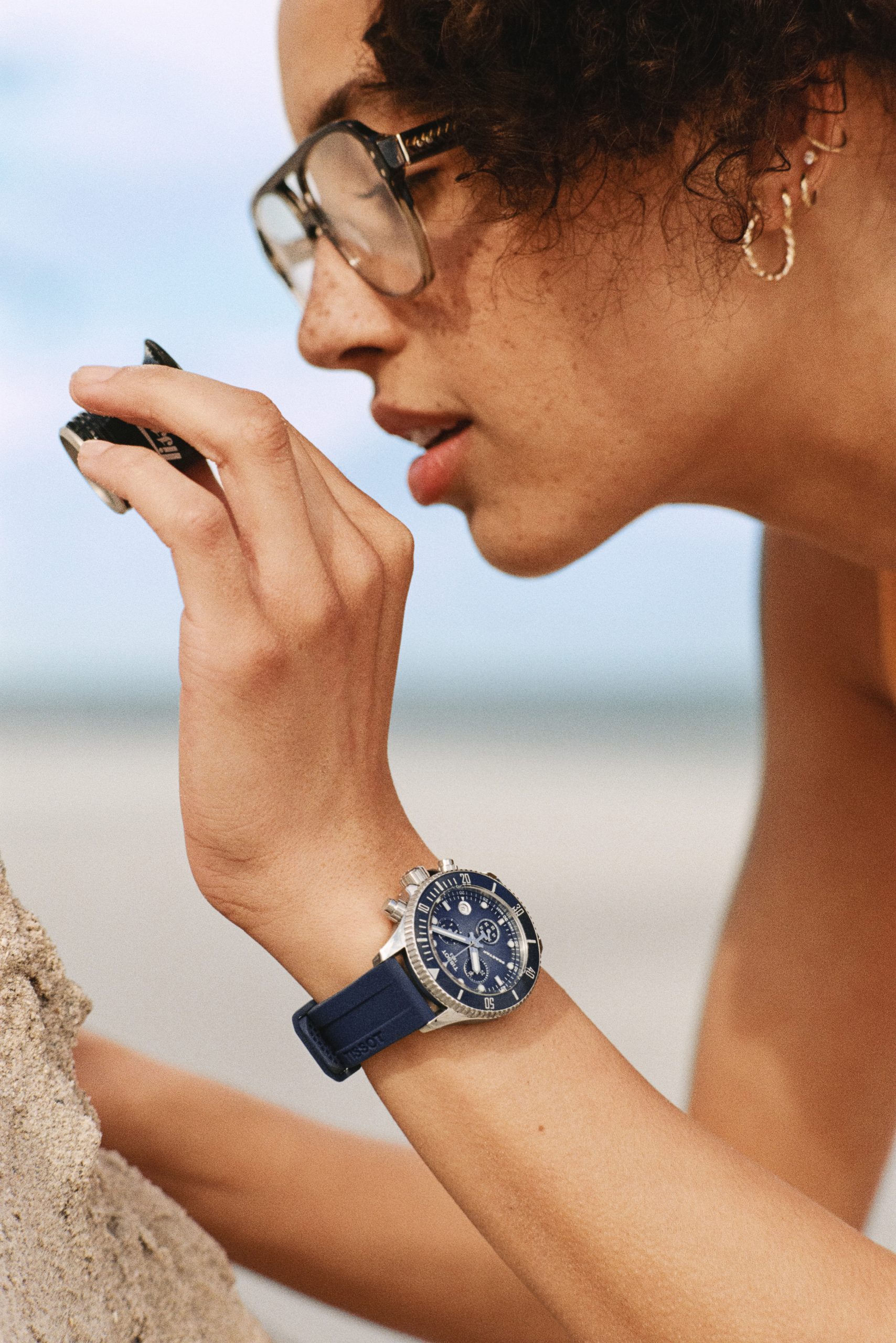 Tissot Seastar 1000石英腕錶採用精鋼錶殼，設有水上運動風格錶圈、旋入式錶冠與旋入式底蓋，防水深度300米。PHOTO/ TISSOT