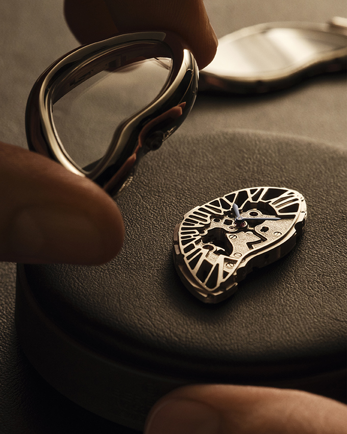 Cartier卡地亞運用鉑金製作全新Cartier Privé系列腕錶，展示精湛金工技藝。PHOTO/CARTIER