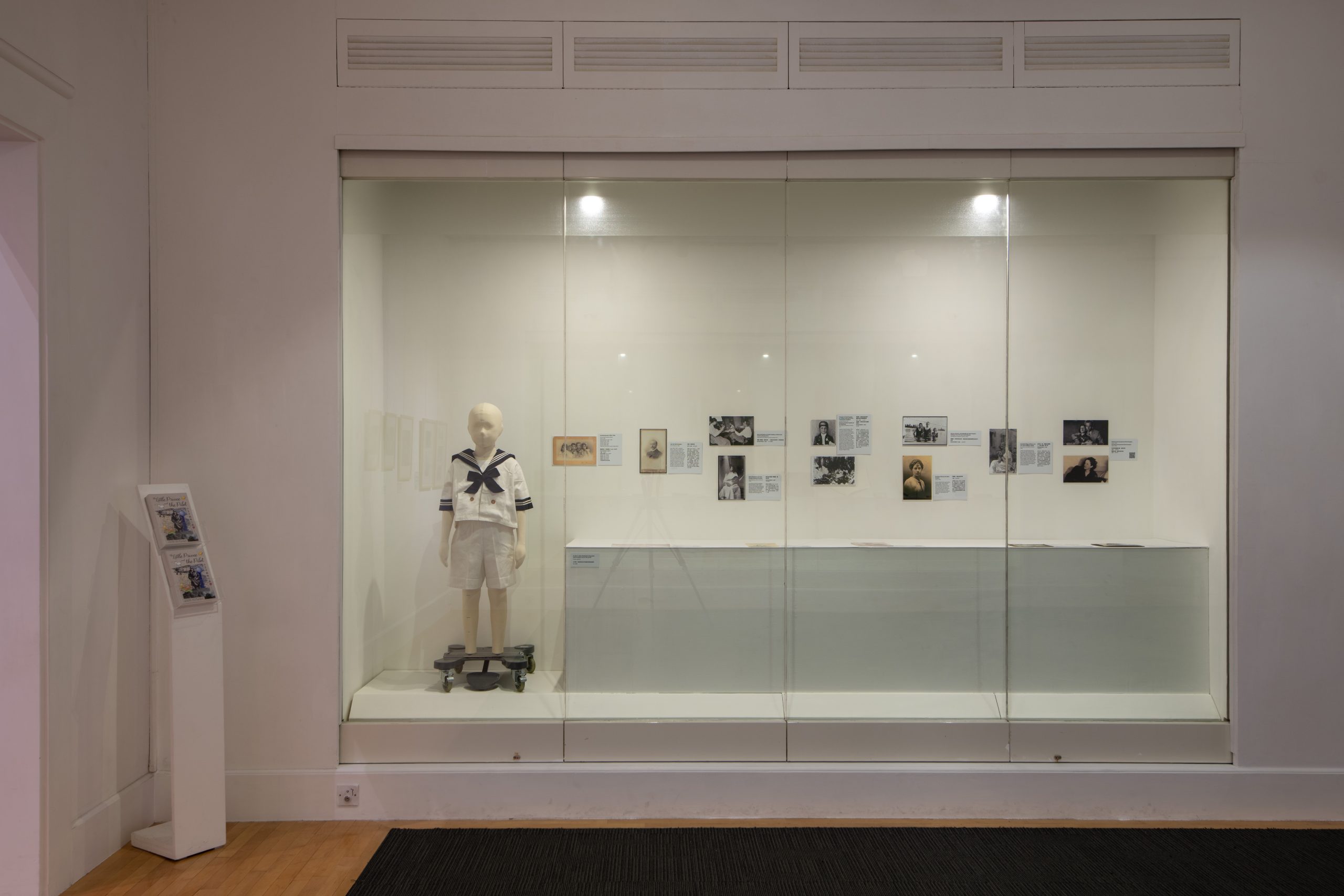 除了文學作品本身，展場亦展出飛行文件、軍事文物及個人物品，呈現聖修伯里如何在飛行員與作家兩種身份之間穿梭。PHOTO / The University Museum and Art Gallery