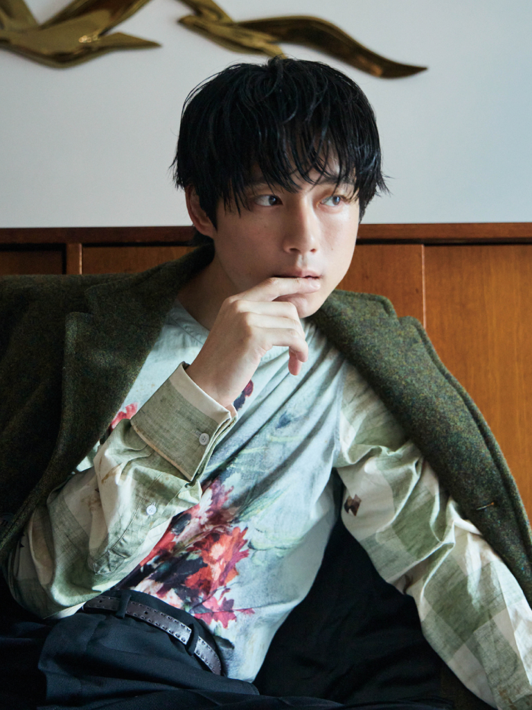 坂口健太郎：「投入角色以外，更希望成為角色身邊最親近的人。」