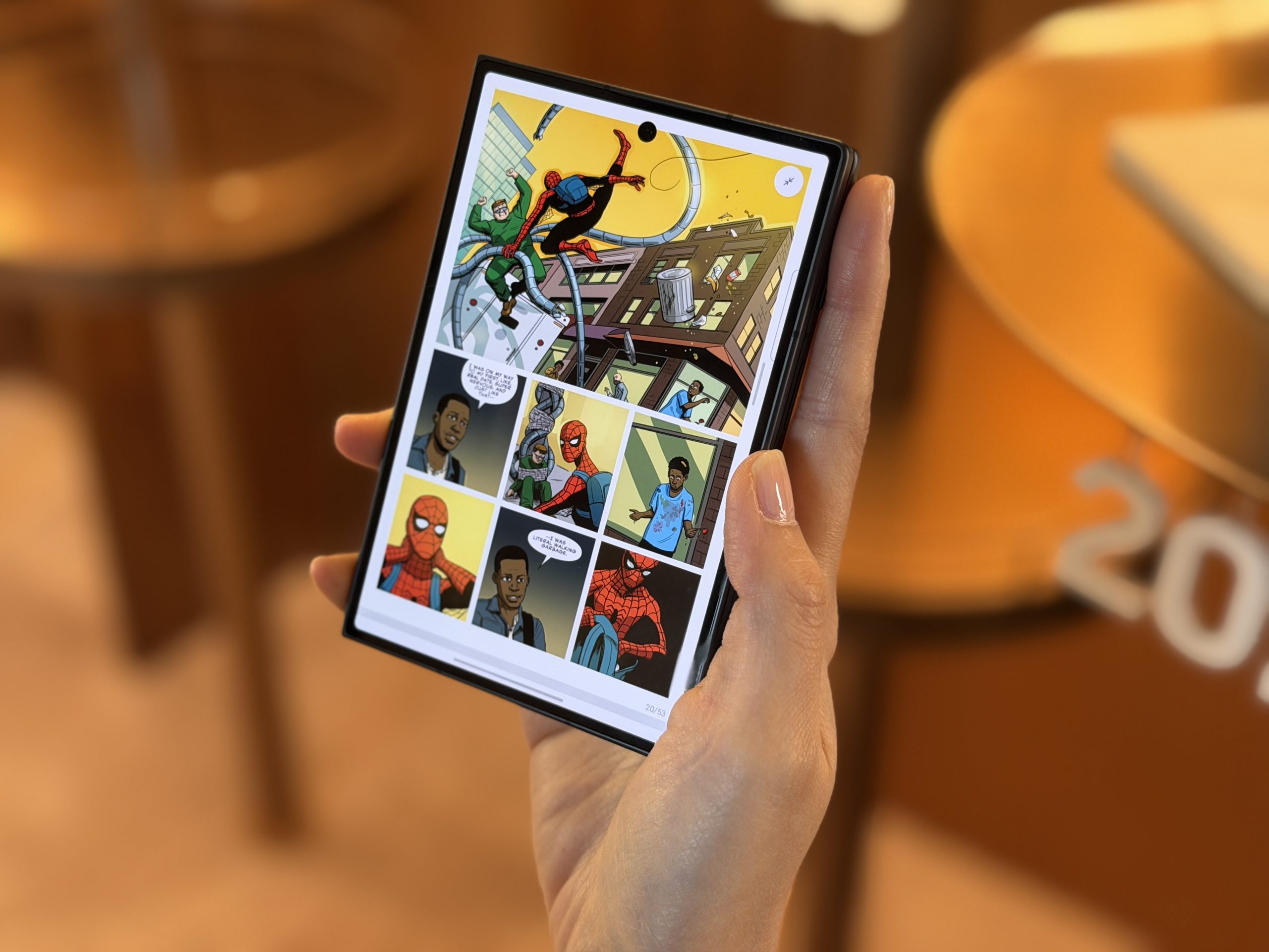 機面螢幕換上10:16比例後，Galaxy Z Fold8更適合閱讀電子書。PHOTO / men's uno HK