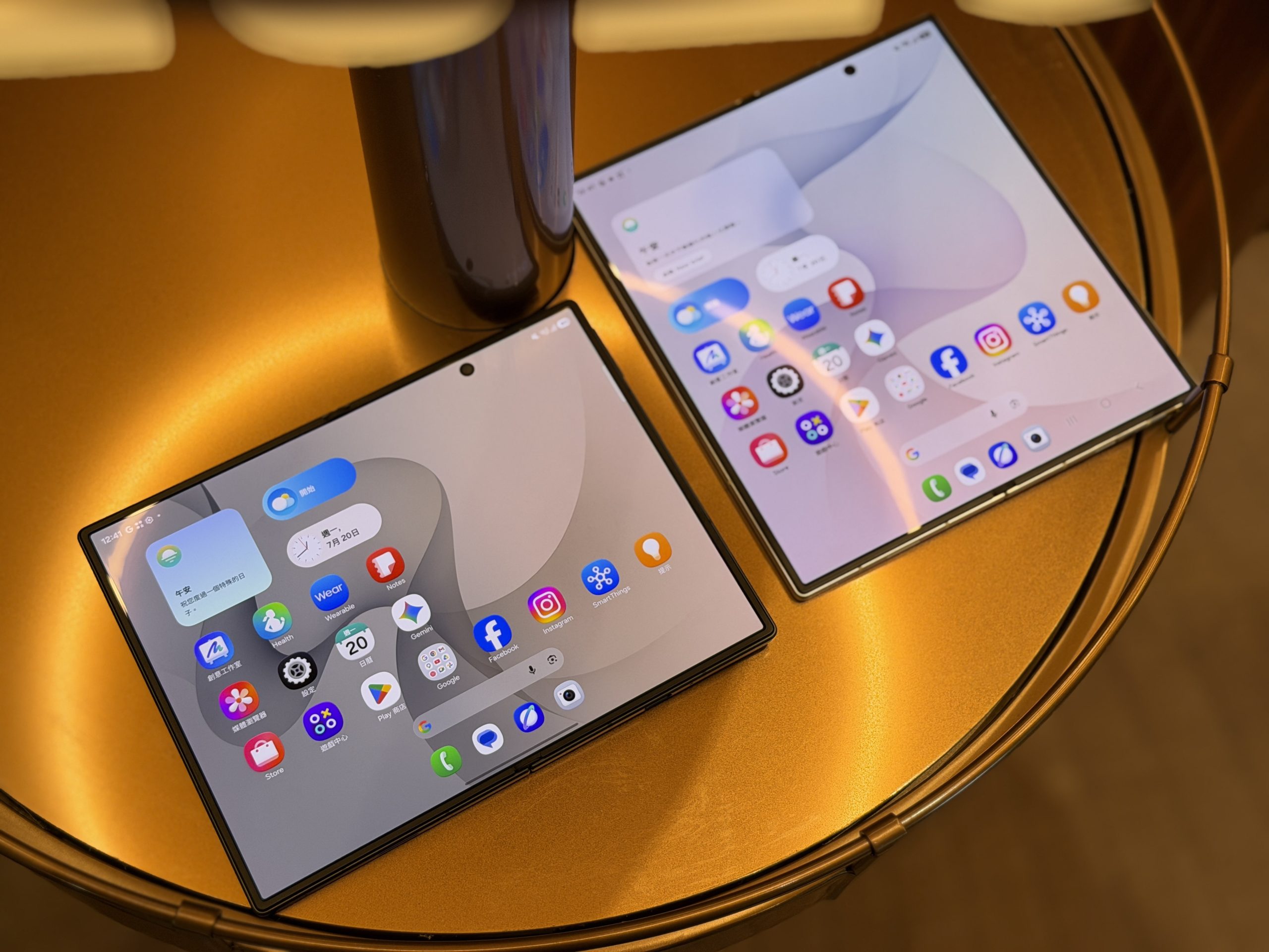 將Galaxy Z Fold8（左）與Fold8 Ultra比較，可見兩者主螢幕比例的分別。PHOTO / men's uno HK
