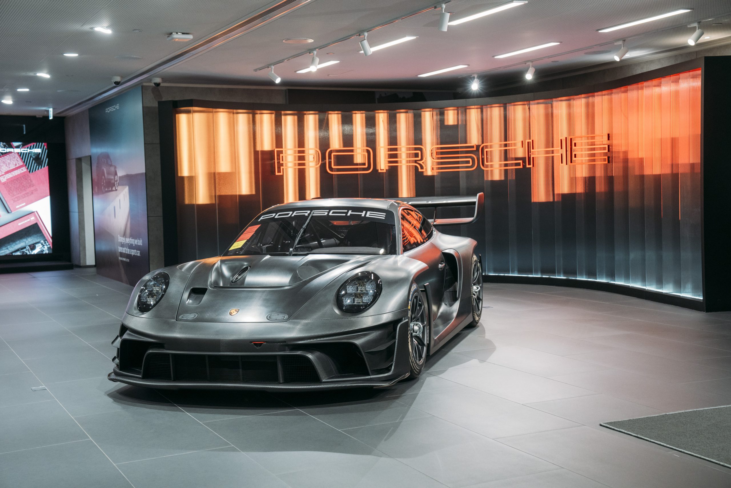 全球只限77部的Porsche 911 GT3 R rennsport，早前首度在香港亮相。PHOTO / Porsche