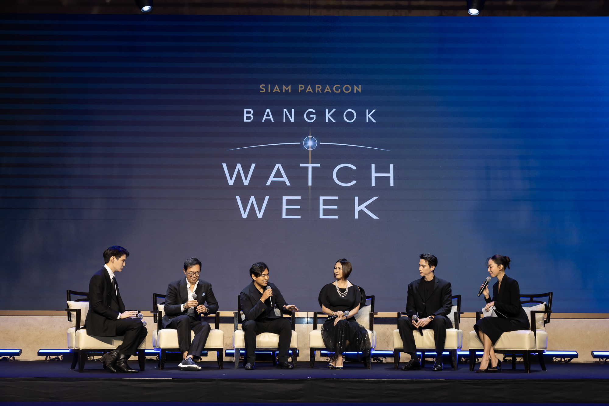 演員兼腕錶愛好者James Jirayu Tangsrisuk(右)與資深腕錶愛好者及收藏家代表在Siam Paragon曼谷鐘錶周2026新聞發布會合影。PHOTO/ SIAM PIWAT