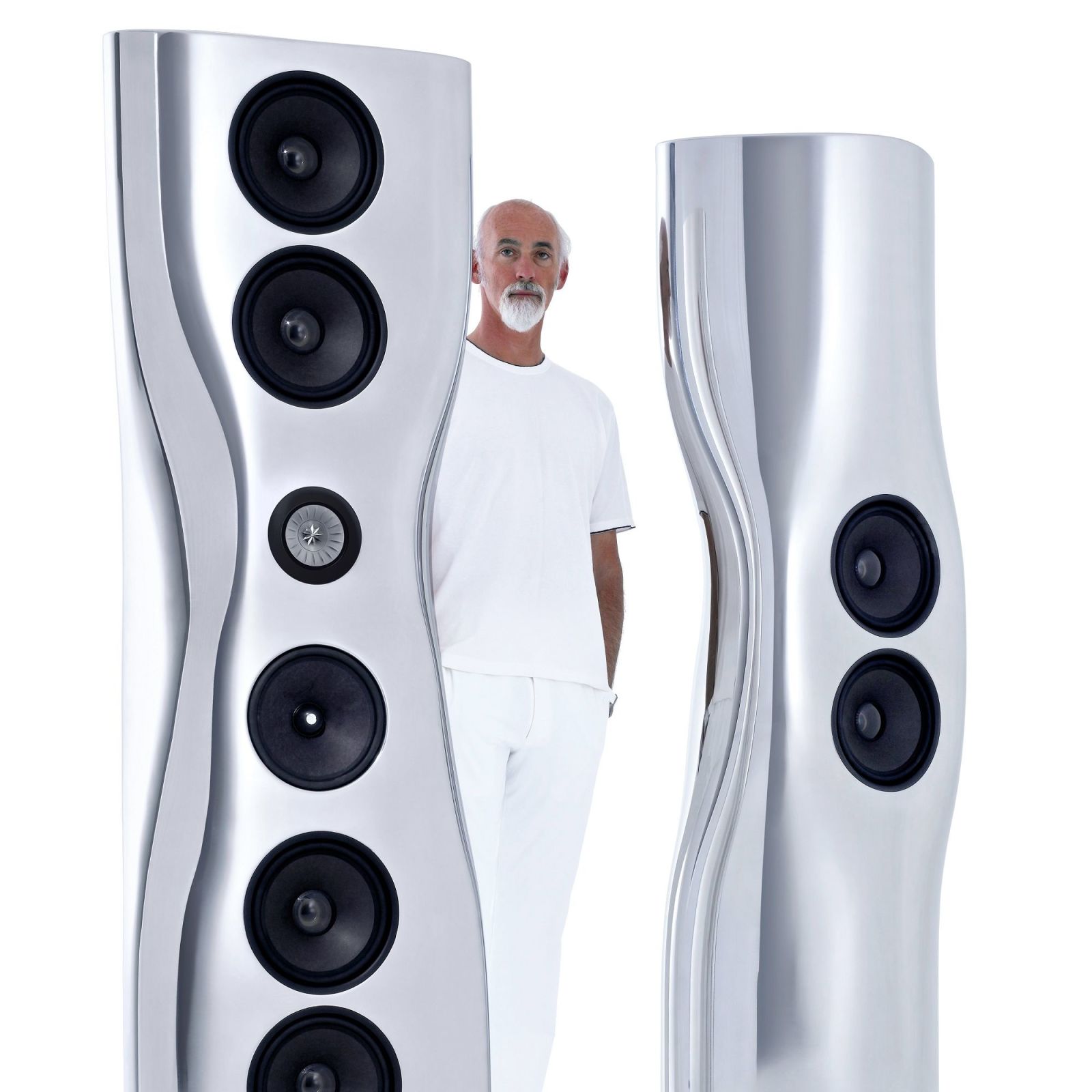 以拋光鋁金屬打造的KEF Muon，至今依然是Ross Lovegrove與KEF最具代表性的作品。PHOTO / KEF