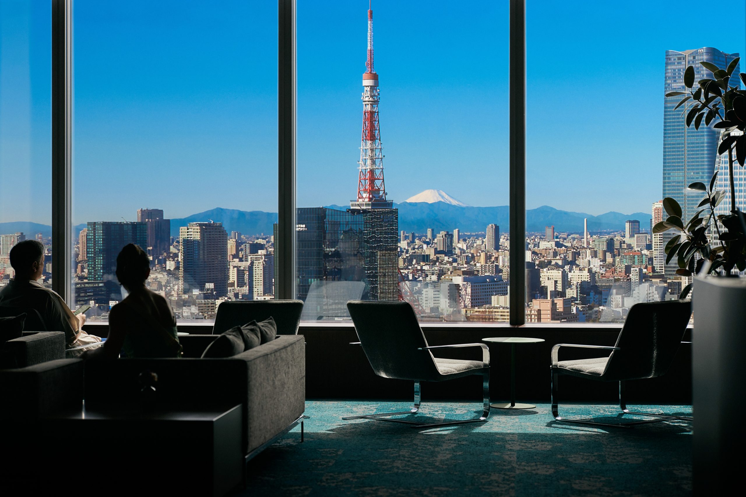 置身於Park Hotel Tokyo25樓的公共空間，可遠眺東京鐵塔與富士山的美景。PHOTO / Park Hotel Tokyo