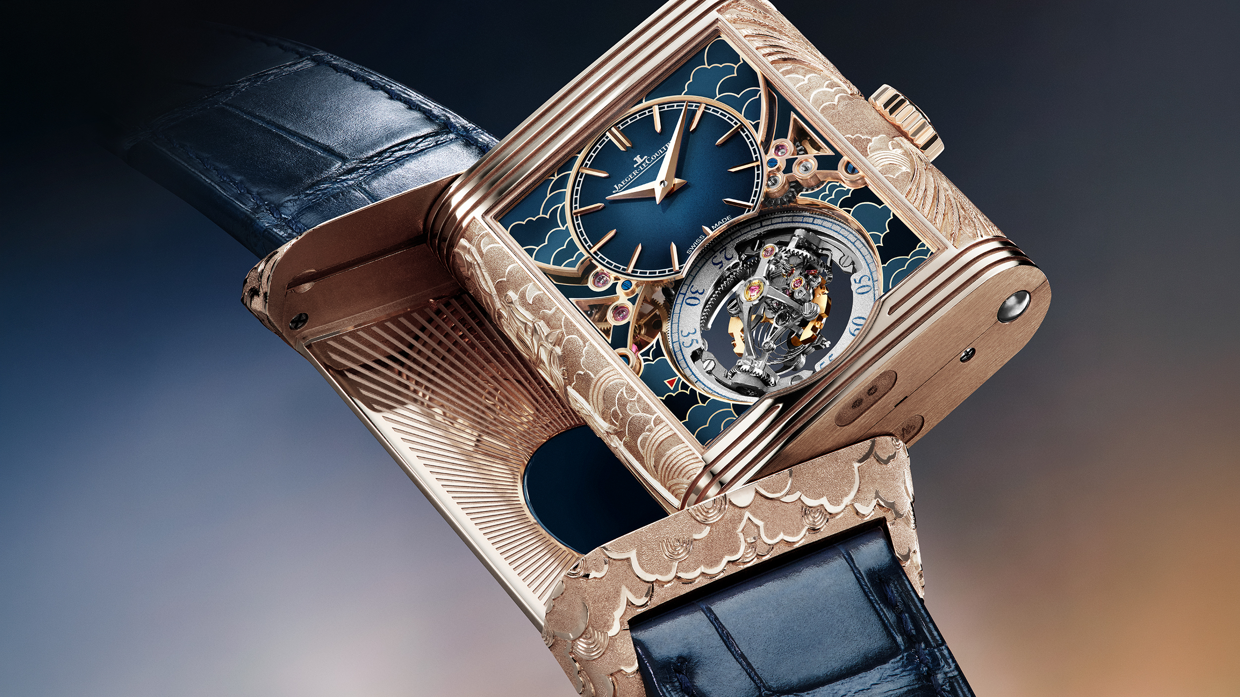 Reverso Hybris Artistica Calibre 179 腕錶，採用 Reverso 可翻轉錶殼，裝飾融合古希臘神話故事天馬Pegasus與祥雲圖案。PHOTO/ Jaeger-LeCoultre