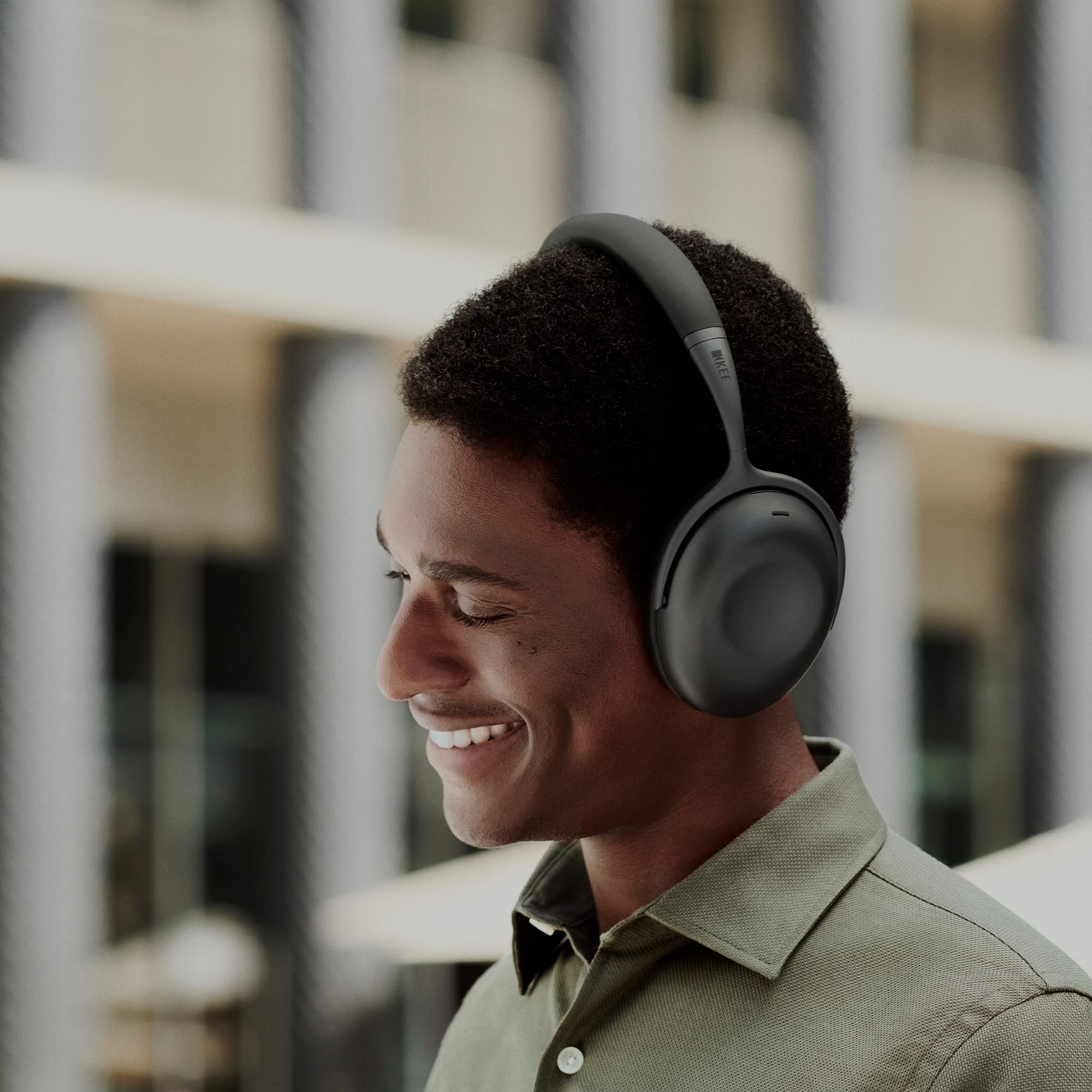 Ross把有機輪廓帶進頭戴式耳機KEF Mu7，右方耳罩整合了觸控操作，毋須按鍵便可控制音樂。PHOTO / KEF