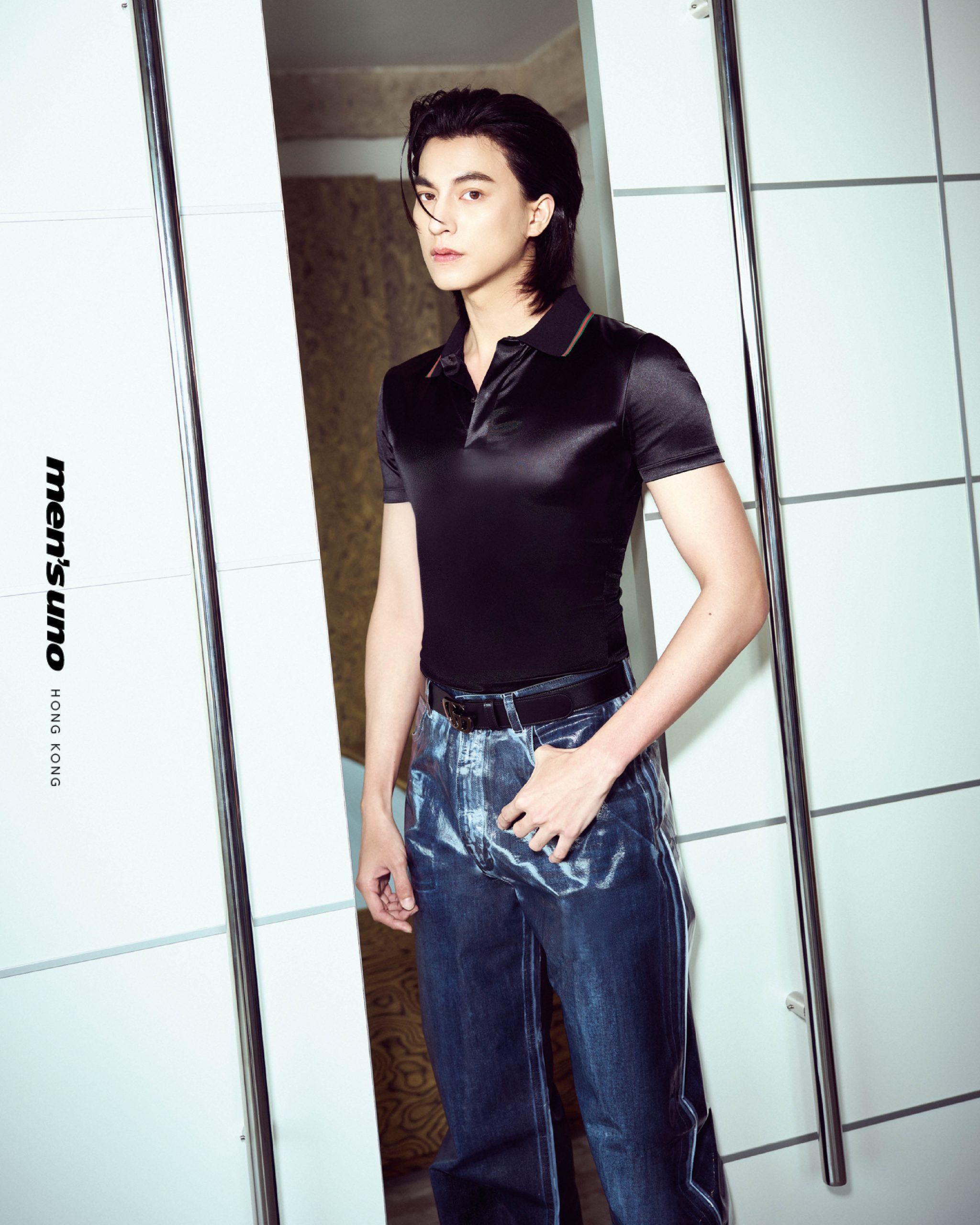 Gucci黑色緞面 polo恤、藍色樹脂塗層洗水牛仔褲、GG金屬扣黑色皮帶