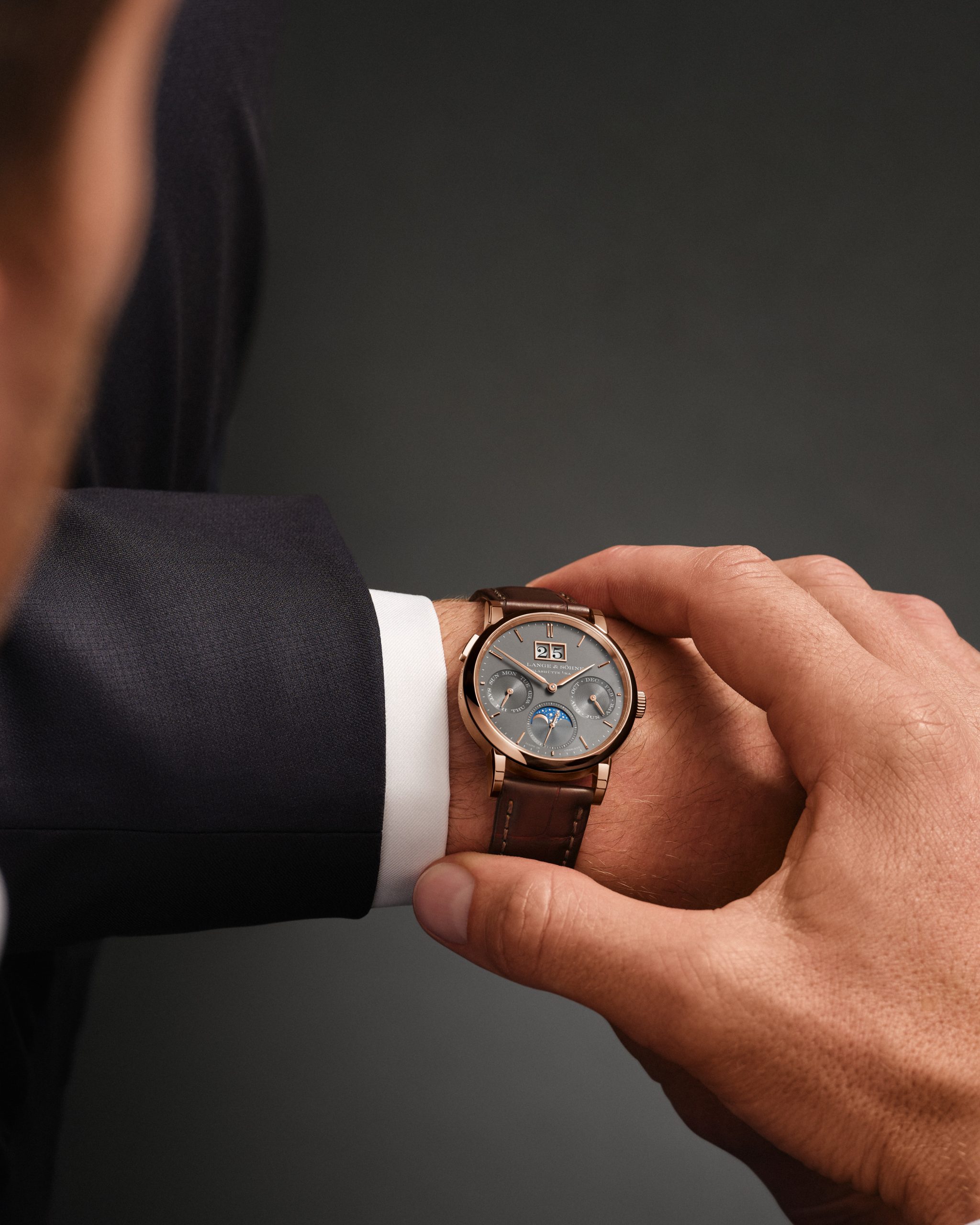 A. Lange & Söhne Saxonia Annual Calendar腕錶，搭載全新 L207.1 型自動機芯，提供時間、日曆、星期、月份和月相顯示功能，能識別大小月份日數，每 122.6 年才累積一天誤差。PHOTO/ A. Lange & Söhne