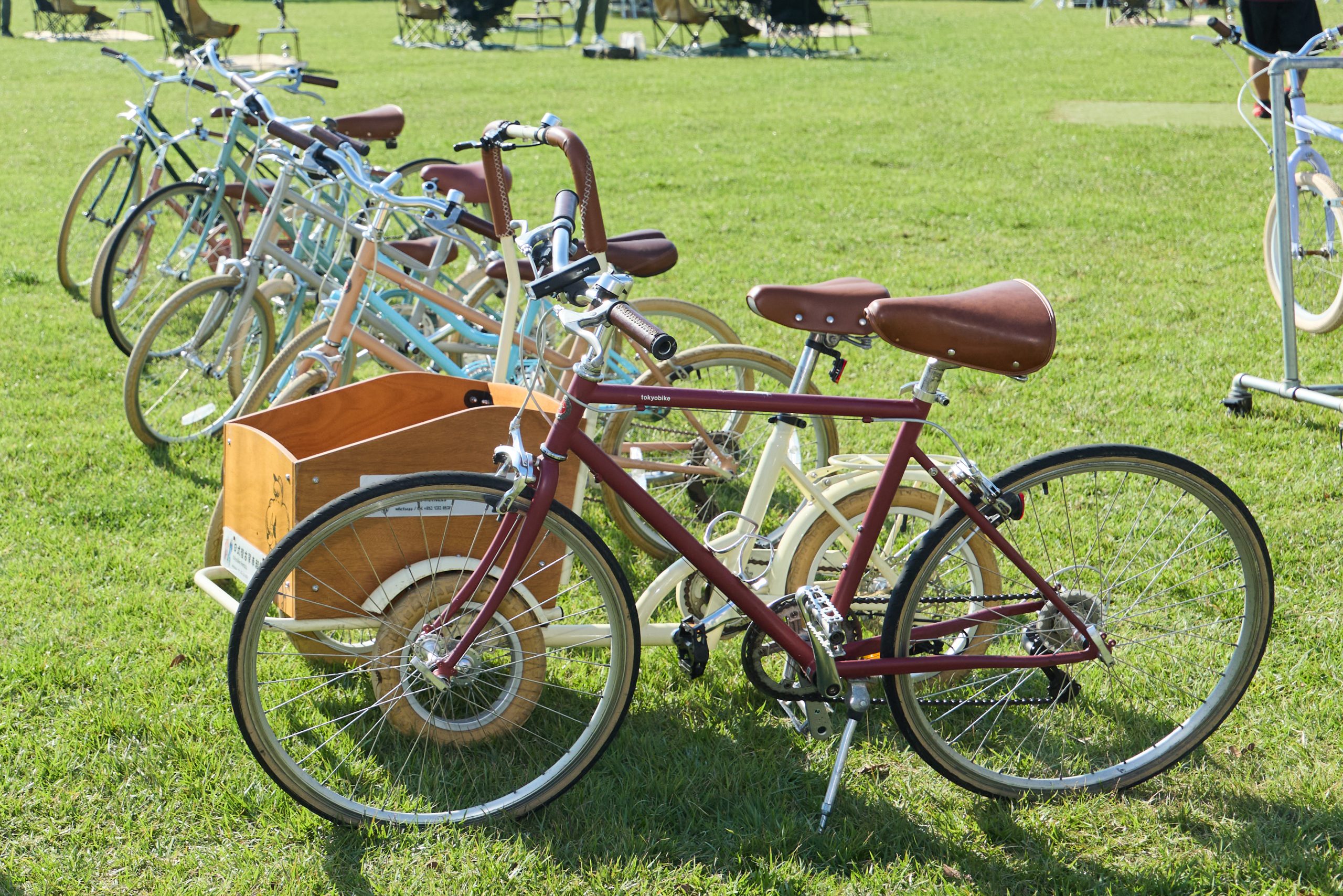 由生活單車品牌tokyobike hk推出的Bike & Picnic Pass 單車野餐套票，讓訪客沿著維港海濱踏單車穿梭西九的藝術文化空間。Courtesy of West Kowloon Cultural District Authority