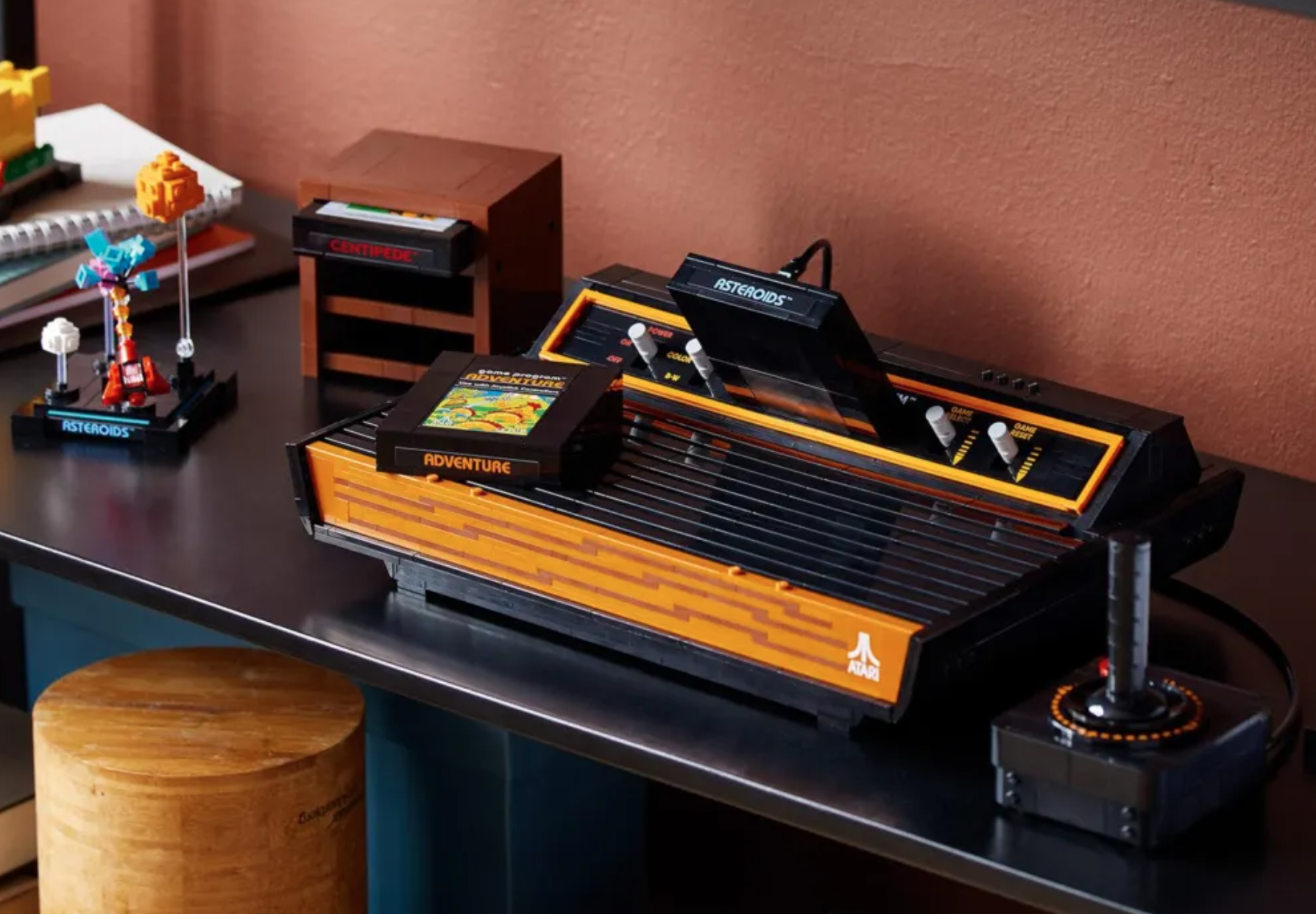 Lego早於2022年已為另一部經典遊戲機Atari 2600推出積木版本，仔細還原標誌性的木紋面板、搖桿及遊戲卡帶。PHOTO / Lego