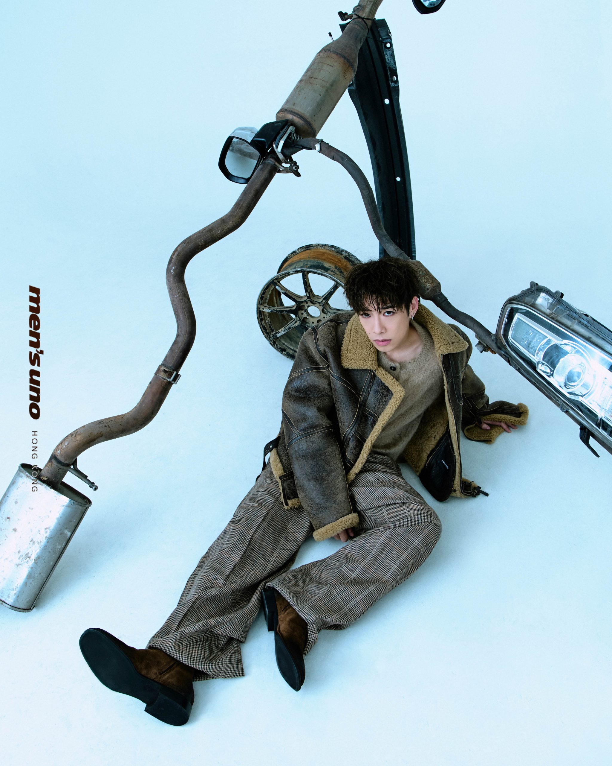 Emporio Armani棕色造舊皮革小羊毛飛行外套、卡其色開襟冷衫、卡其色格紋西褲、棕色造舊麂皮皮靴