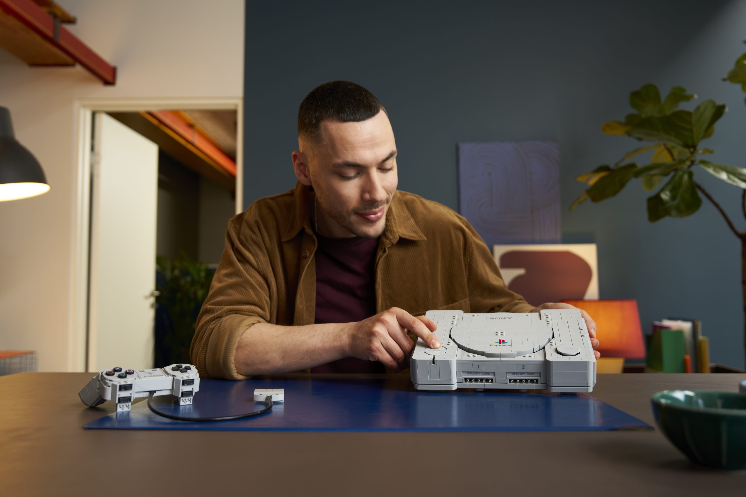 Lego設計總監Frédéric André將兒時與朋友玩遊戲的回憶，成為設計Lego PlayStation其中元素。PHOTO / Lego