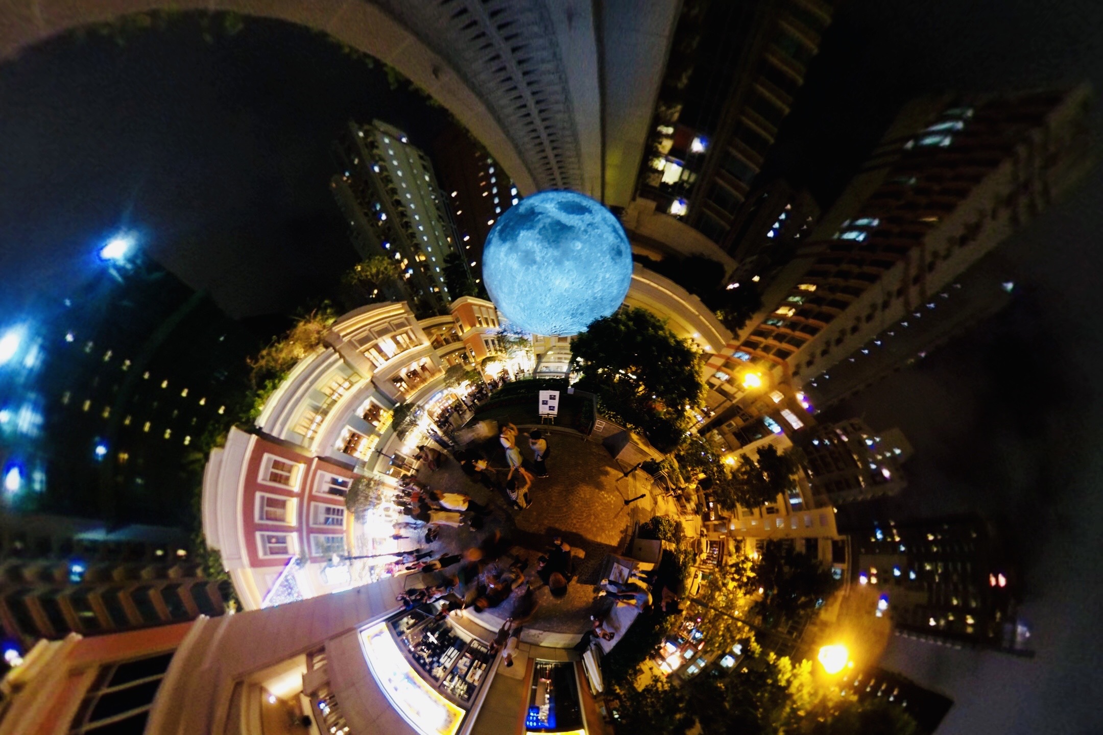 Luke Jerram的《Museum of the Moon》曾在2017年中秋首度登陸亞洲，並於灣仔利東街驚豔亮相。PHOTO / @ray.chunyin