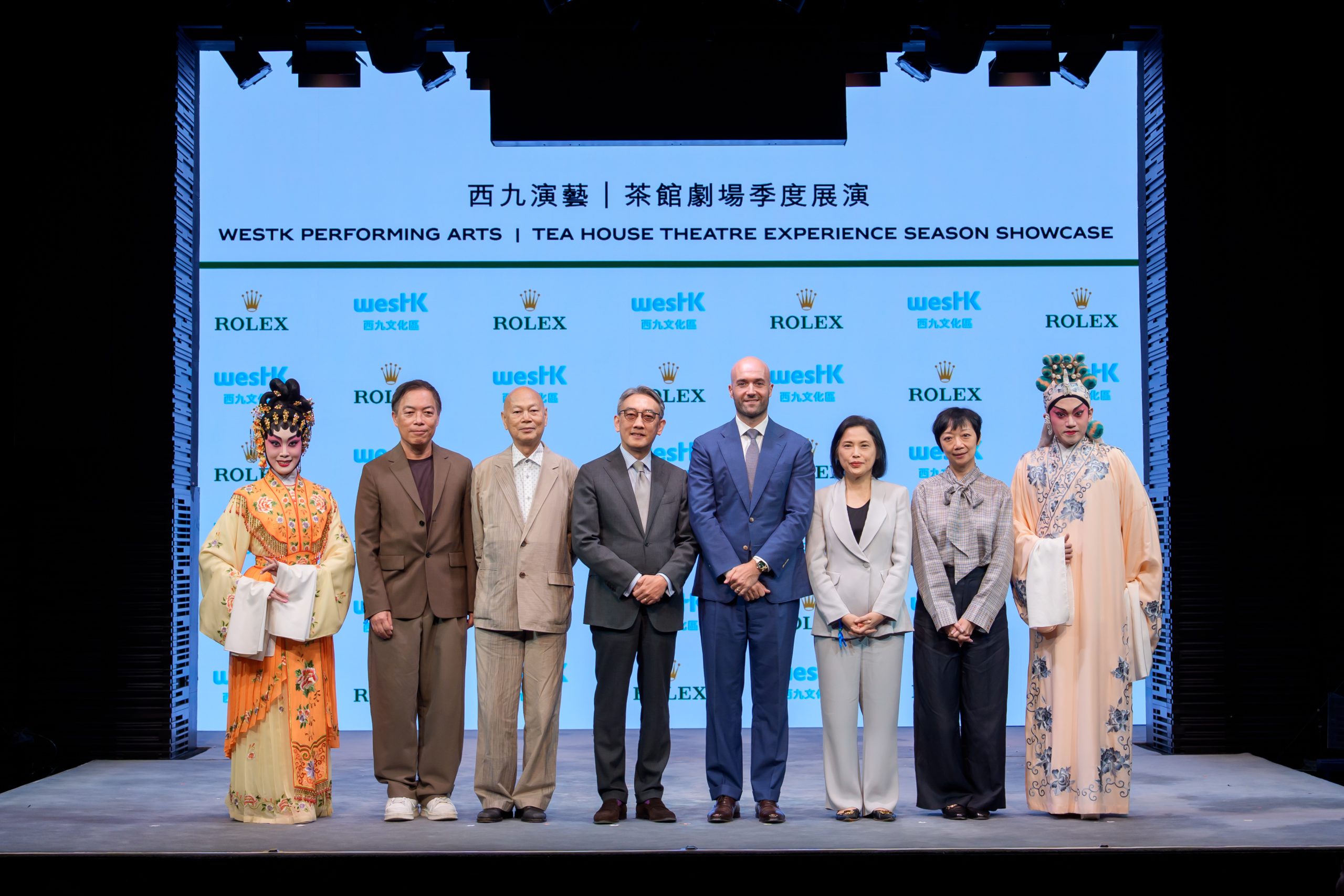 西九演藝與勞力士於2026年9月4日在西九文化區戲曲中心茶館劇場呈獻成果展演。由左至右：西九茶館新星劇團演員陳禧瑜、西九文化區管理局表演藝術行政總監譚兆民、粵劇表演藝術家兼「粵·樂·茶韻」藝術策劃及導演羅家英、西九文化區管理局表演藝術委員會主席翟紹唐、勞力士大中華區行政總裁馬思明（Maxim Lamarre）、西九文化區管理局行政總裁馮程淑儀、西九文化區管理局副行政總裁（機構發展）何珏珊、西九茶館新星劇團演員譚穎倫。PHOTO/ WEST KOWLOON CULTURAL DISTRICT AUTHORITY