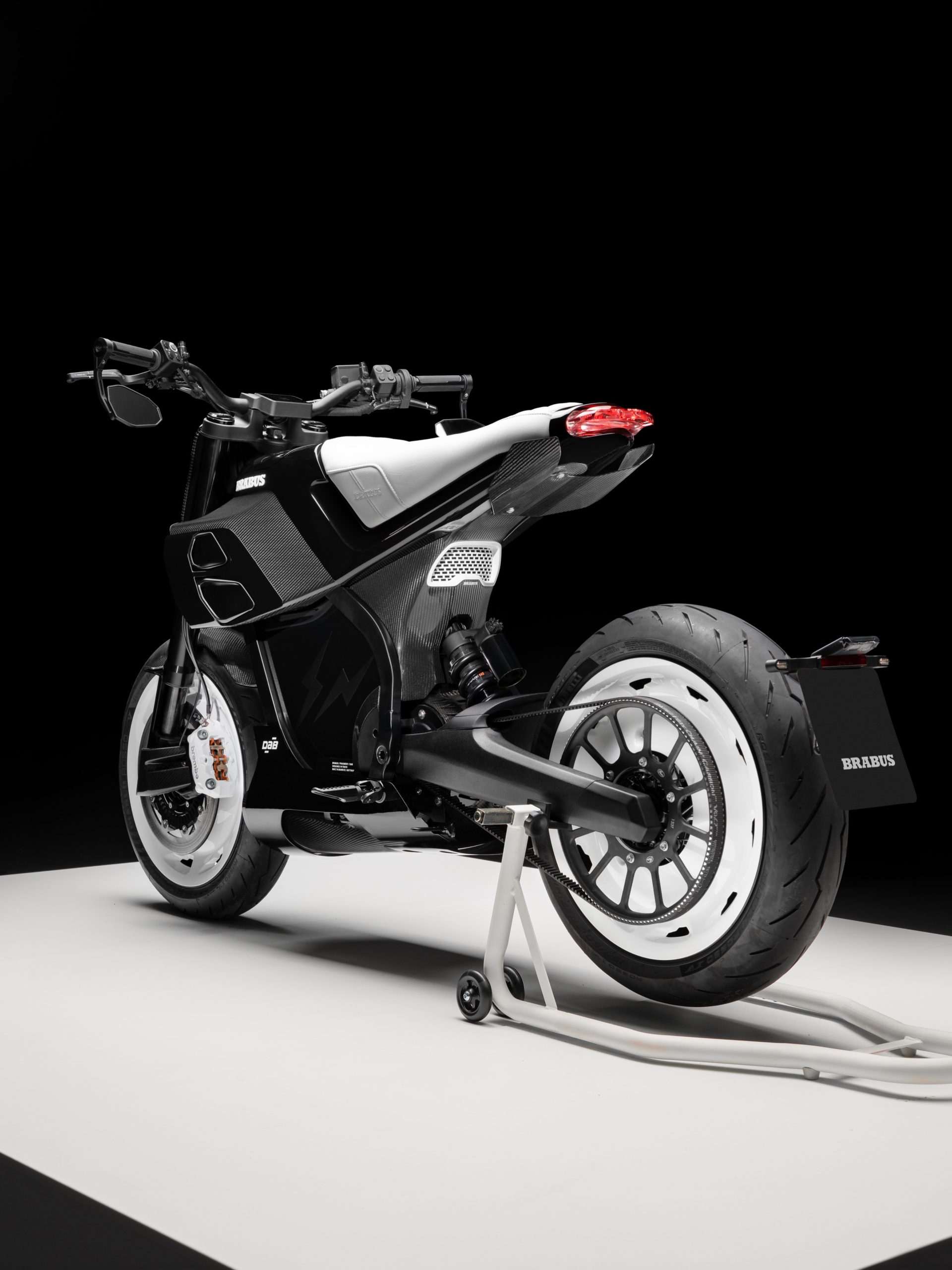 BRABUS擅長將現有事物推向全新境界，這與Fragment Design的創作哲學不謀而合。PHOTO / BRABUS