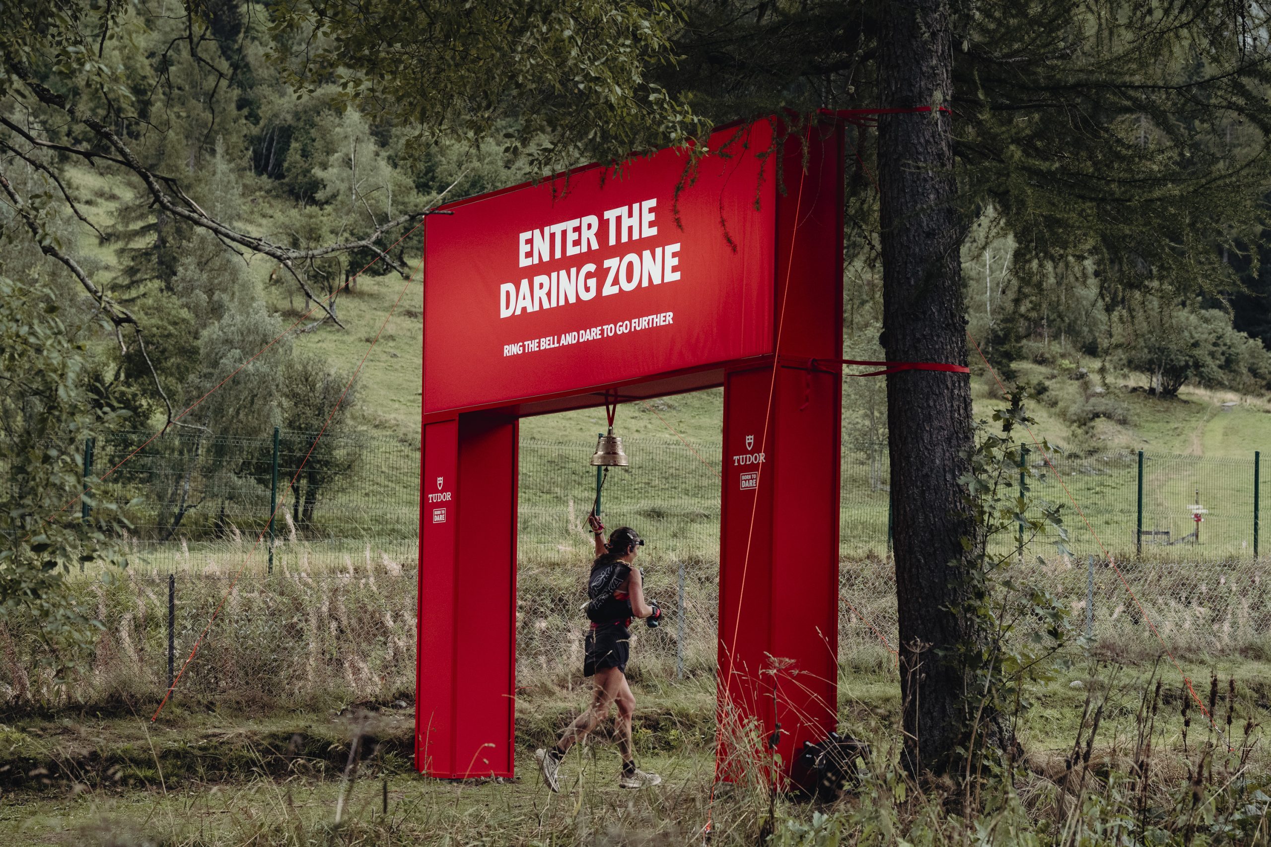 「Daring Zone」位於城鎮Vallorcine的一段賽道,沿途設有激勵人心的標語。PHOTO/ TUDOR