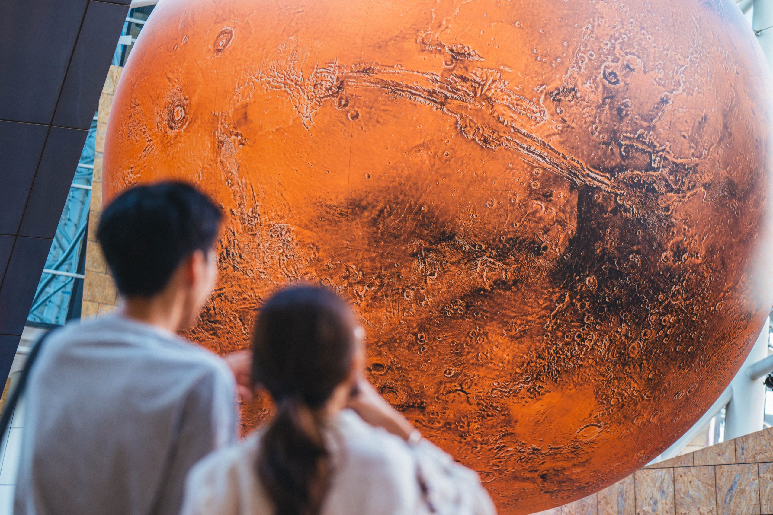 透過這顆火星，Luke Jerram希望指引我們回歸並珍惜腳下的蔚藍家園。PHOTO / Langham Place