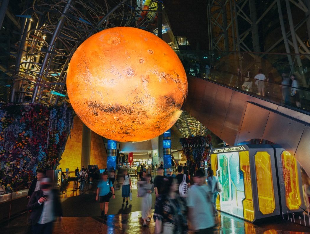 由即日至11月1日，由英國藝術家 Luke Jerram創作的《Mars》火星裝置進駐朗豪坊4樓的通天廣場。PHOTO / Langham Place